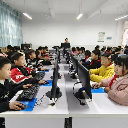 W jaki sposób Sun Haiqing z Jiangsu Jutian wzmocnił edukację w rodzinnym mieście poprzez darowizny komputerowe?